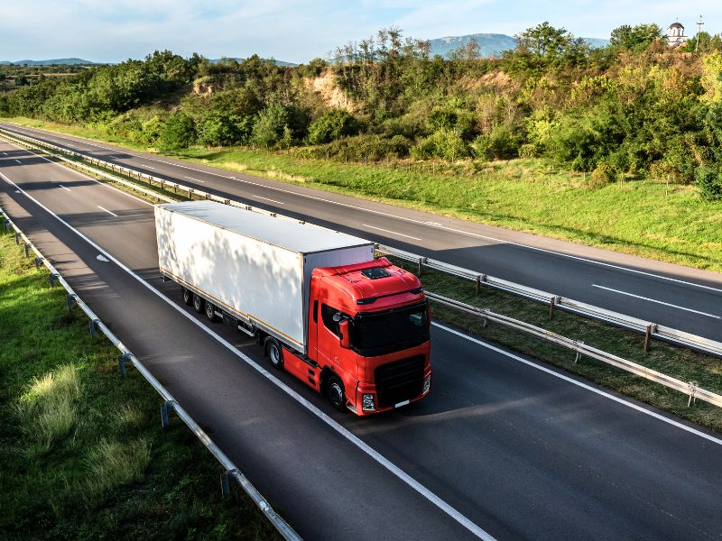 transporte de alimentos enlatados caminhão